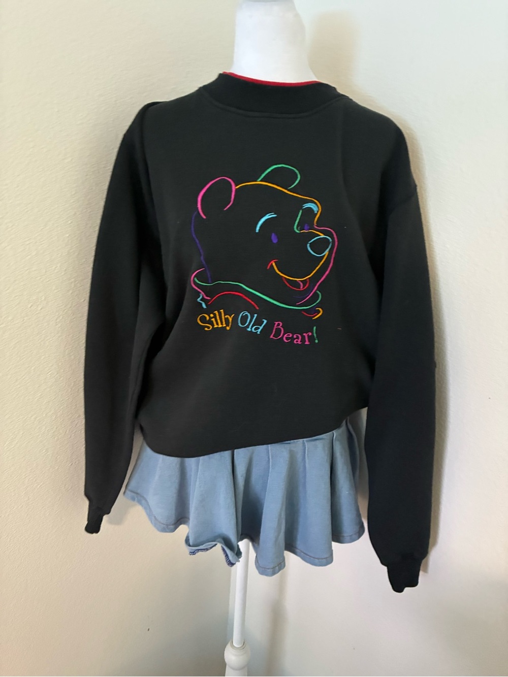 Vintage Disney Winnie the Pooh sweatshirt 🖤🐻
“Silly old bear”